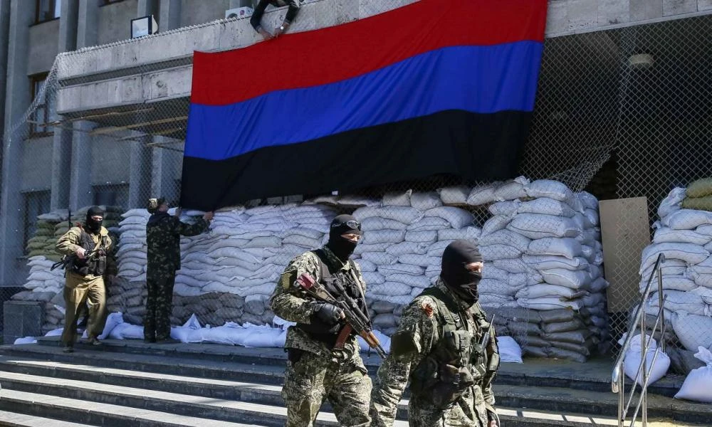 Ανυψώθηκε η ρωσική σημαία στο κέντρο της Κρασνογκορόβκα-Τελικά η πόλη δεν ήταν και τόσο «απροσπέλαστη» (Βίντεο)